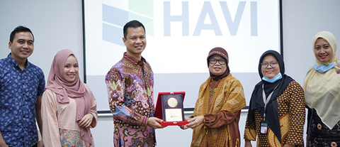 HAVI Indonesia staff receiving award